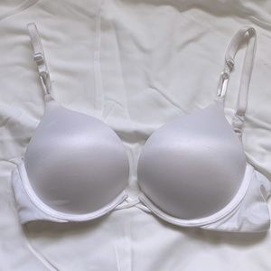 32B Victoria’s Secret bombshell